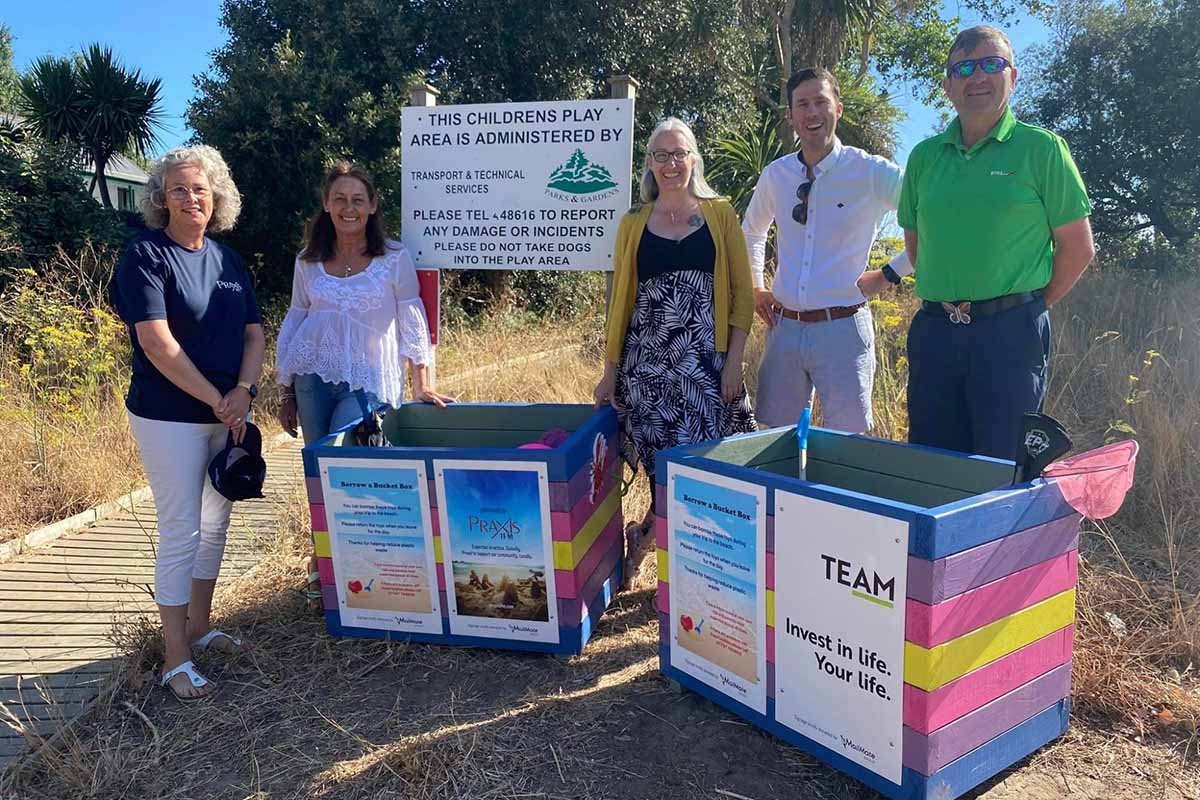 Borrow A Bucket Box Scheme Founders And Sponsors (L - R) Michele Pearce Tara Dolan Louise Carson Tim Townsend Alex Forbes Robert Kelly TEAM